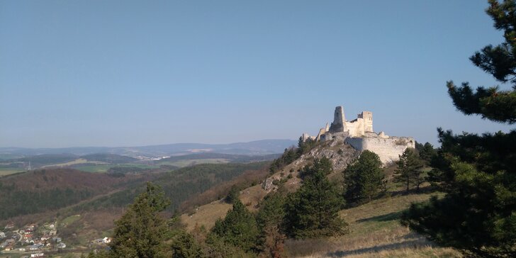 Turistika aj tajomná legenda: pobyt s polopenziou a prehliadkou Čachtického hradu