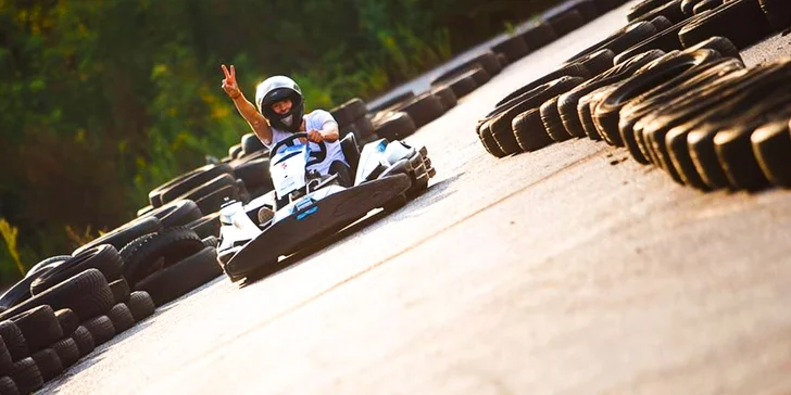 Adrenalínová jazda na motokárach
