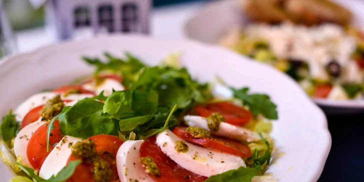 Vegetariánsky wrap,grécky šalát alebo šalát Caprese