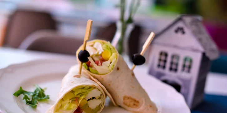 Vegetariánsky wrap,grécky šalát alebo šalát Caprese