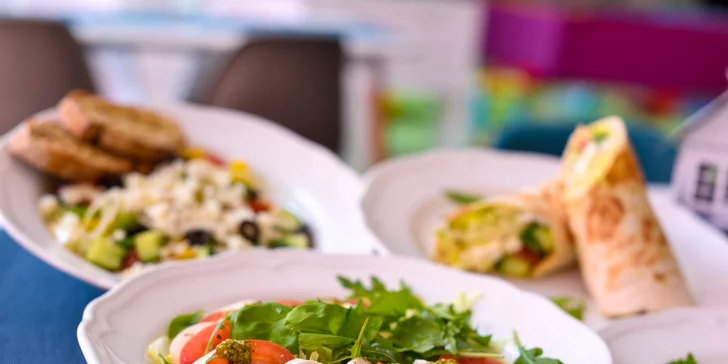 Vegetariánsky wrap,grécky šalát alebo šalát Caprese