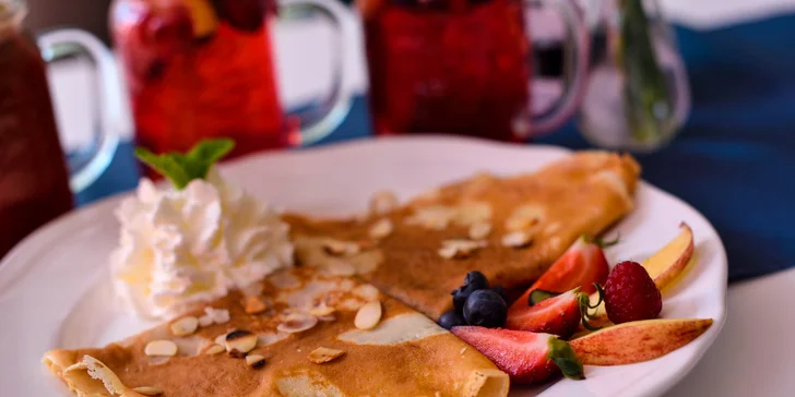 Špaldové palacinky s čerstvým ovocím a domáca limonáda