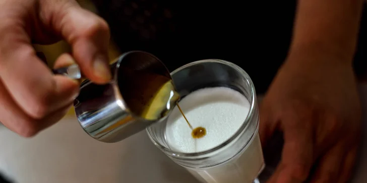 Káva so zmrzlinou alebo limonáda s čerstvým ovocím