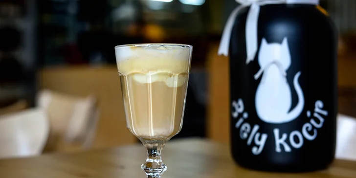 Káva so zmrzlinou alebo limonáda s čerstvým ovocím