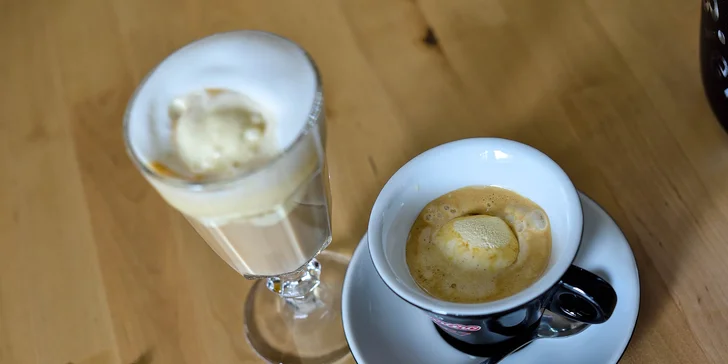 Káva so zmrzlinou alebo limonáda s čerstvým ovocím