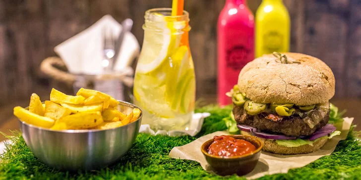PIKNIKOVÝ hovädzí hamburger s domácimi hranolčekmi a limonádou