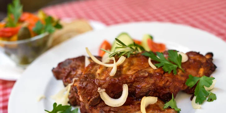BBQ grilované kuracie krídelká alebo bravčové rebierka
