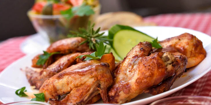 BBQ grilované kuracie krídelká alebo bravčové rebierka