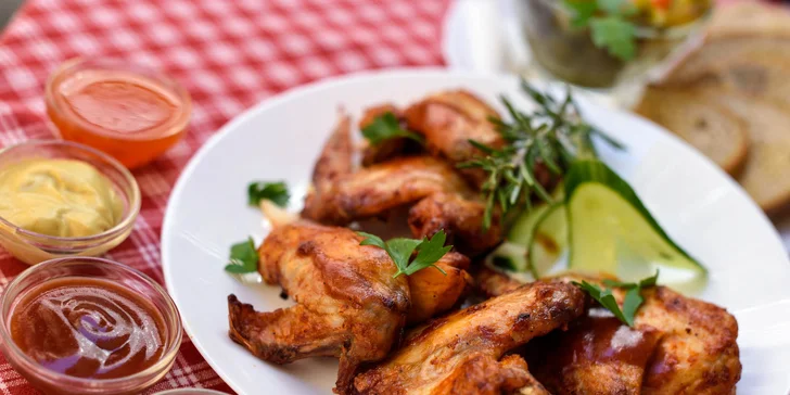 BBQ grilované kuracie krídelká alebo bravčové rebierka