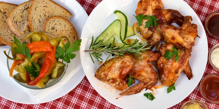 BBQ grilované kuracie krídelká alebo bravčové rebierka