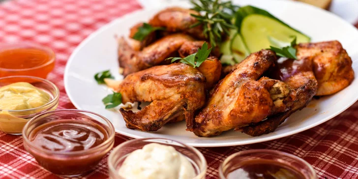BBQ grilované kuracie krídelká alebo bravčové rebierka