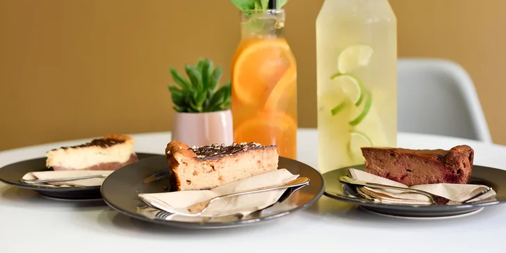 Limonáda s čerstvým ovocím a koláčom