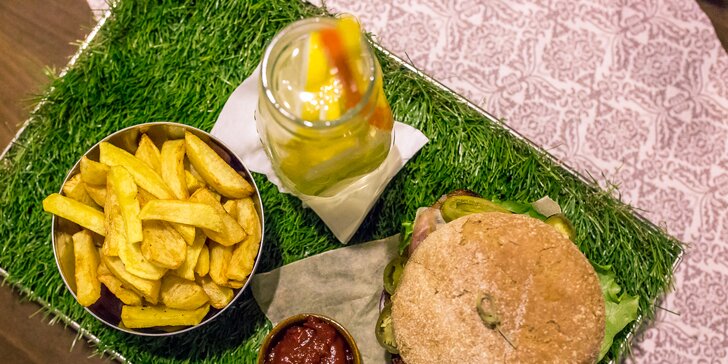 PIKNIKOVÝ hovädzí hamburger s domácimi hranolčekmi a limonádou