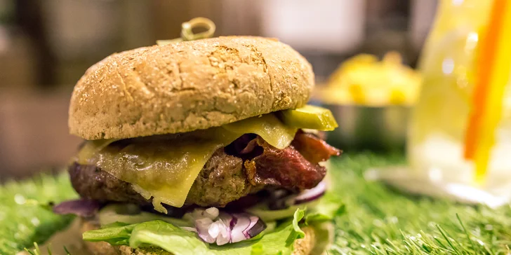PIKNIKOVÝ hovädzí hamburger s domácimi hranolčekmi a limonádou