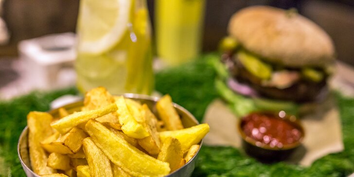PIKNIKOVÝ hovädzí hamburger s domácimi hranolčekmi a limonádou