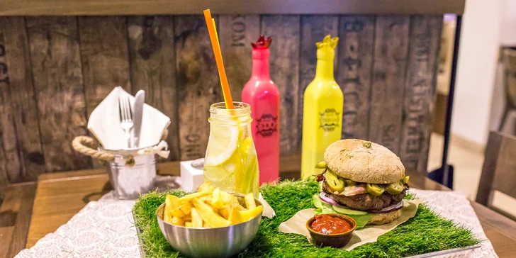 PIKNIKOVÝ hovädzí hamburger s domácimi hranolčekmi a limonádou