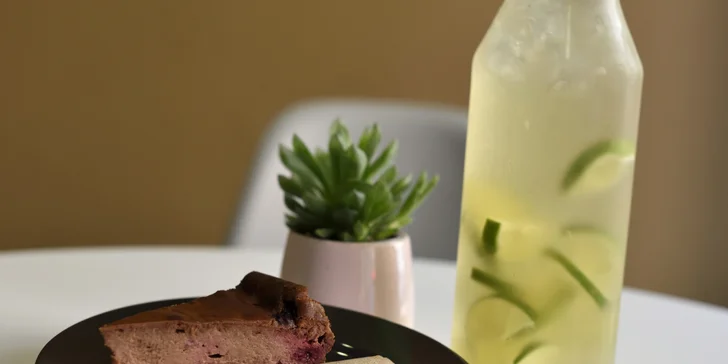 Limonáda s čerstvým ovocím a koláčom