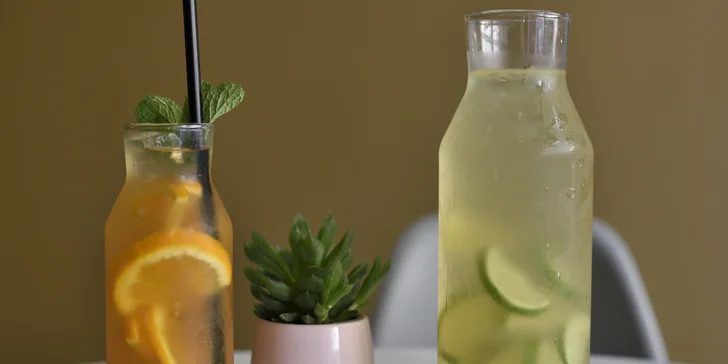 Limonáda s čerstvým ovocím a koláčom