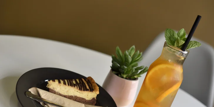 Limonáda s čerstvým ovocím a koláčom