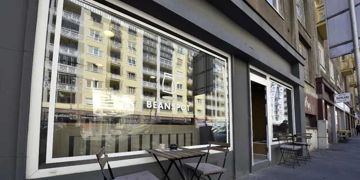 Limonáda s čerstvým ovocím a koláčom
