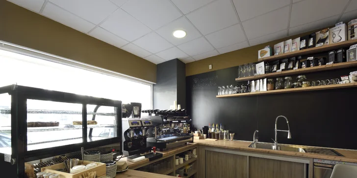 Limonáda s čerstvým ovocím a koláčom
