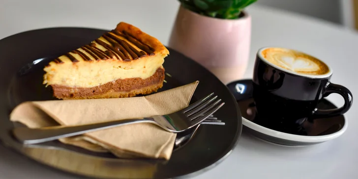 Špeciálne pripravená káva či čaj s koláčom