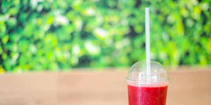 Chutné zdravé SMOOTHIE alebo čerstvý FRESH