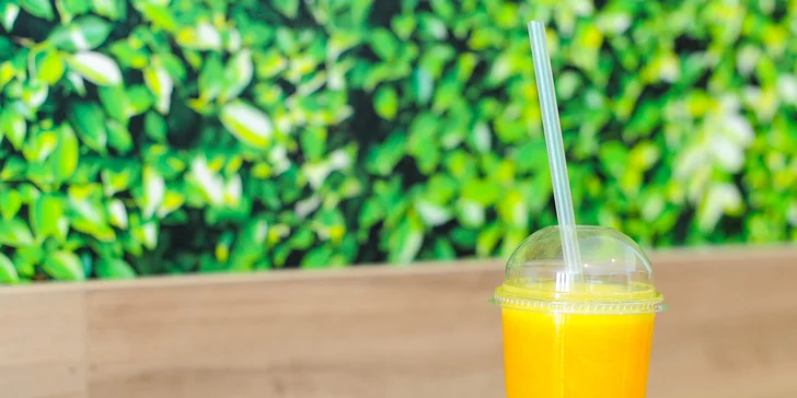 Chutné zdravé SMOOTHIE alebo čerstvý FRESH