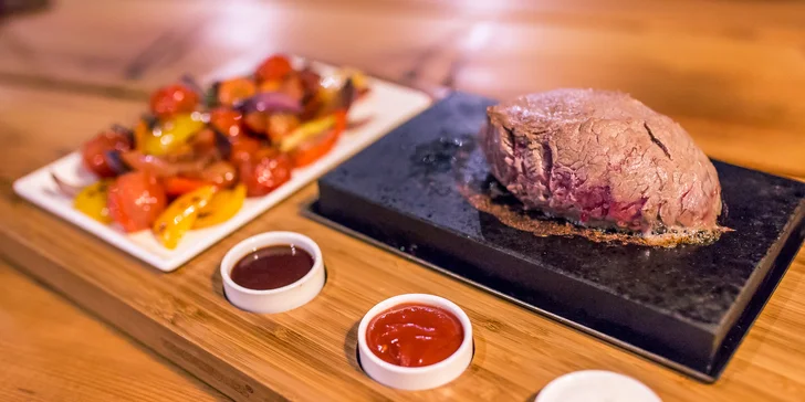 Steak podávaný na horúcom lávovom kameni