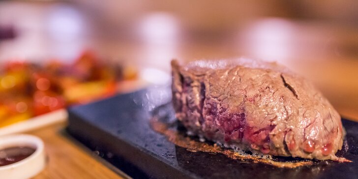 Steak podávaný na horúcom lávovom kameni