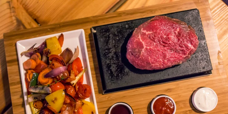 Steak podávaný na horúcom lávovom kameni