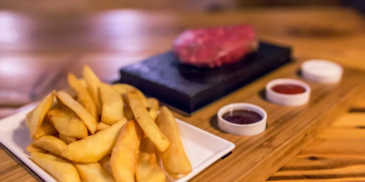 Steak podávaný na horúcom lávovom kameni