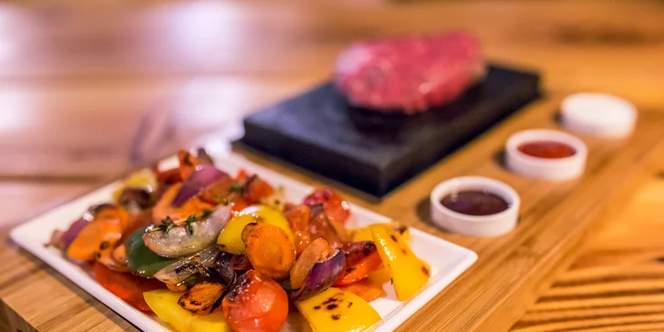 Steak podávaný na horúcom lávovom kameni