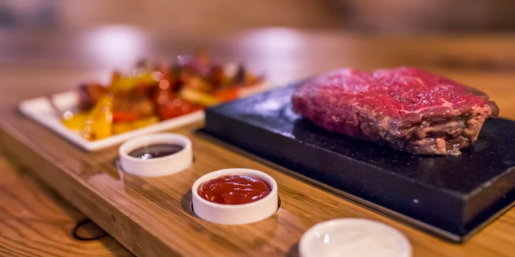 Steak podávaný na horúcom lávovom kameni