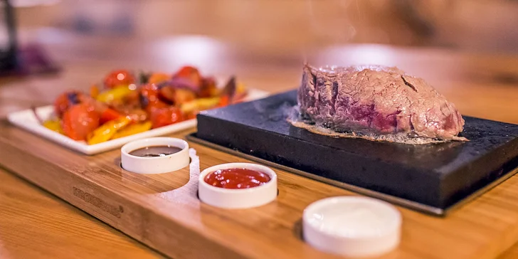 Steak podávaný na horúcom lávovom kameni