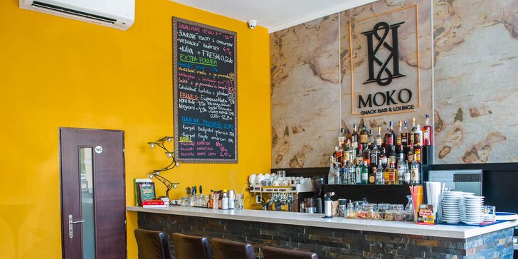 Rôzne druhy šalátov v Moko snack & lounge bare