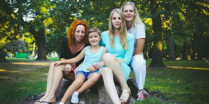 Profesionálne letné fotografovanie v exteriéri rodiny, páry alebo single
