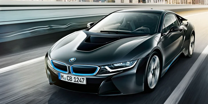 Jazda na hybridnom športiaku BMW i8 po letiskovej dráhe