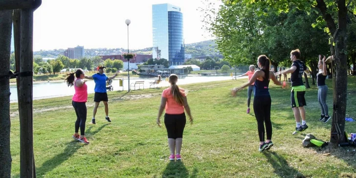 Skupinový tréning pod vedením profesionálneho osobného trénera