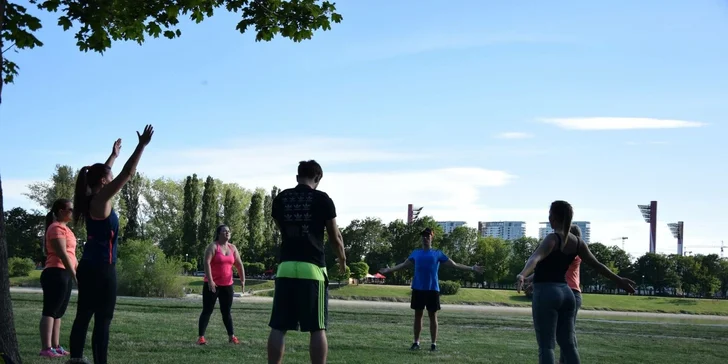Skupinový tréning pod vedením profesionálneho osobného trénera