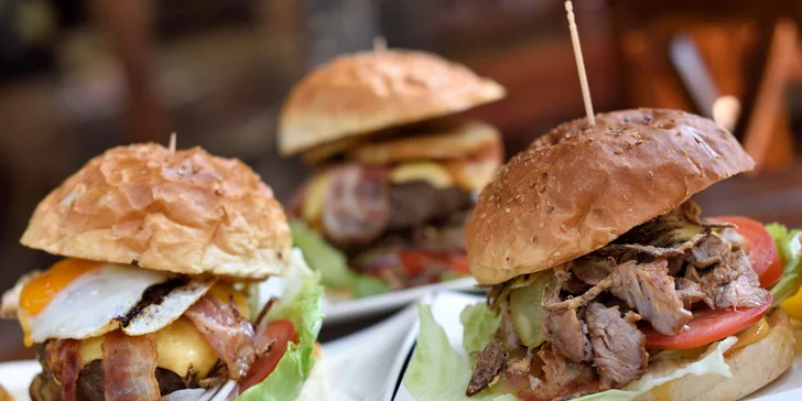Burger s hranolčekmi a domácou majonézou