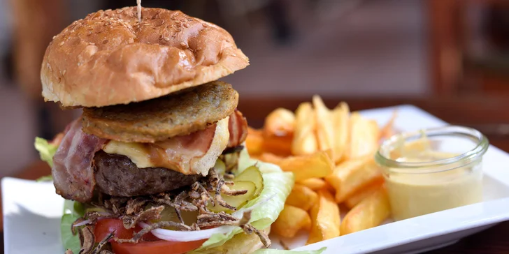 Burger s hranolčekmi a domácou majonézou
