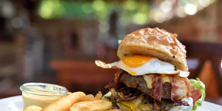 Burger s hranolčekmi a domácou majonézou