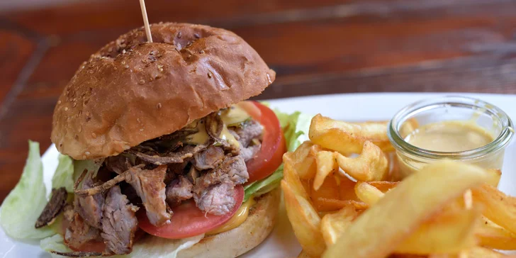 Burger s hranolčekmi a domácou majonézou