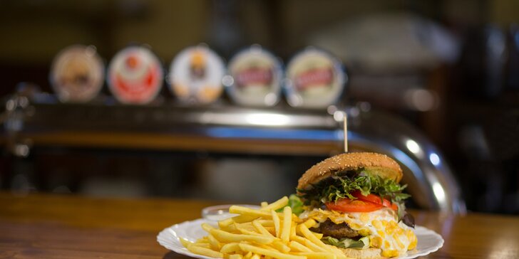 Crisps Burger s hranolčekmi, zeleninovou oblohou a dresingom