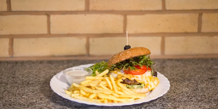 Crisps Burger s hranolčekmi, zeleninovou oblohou a dresingom