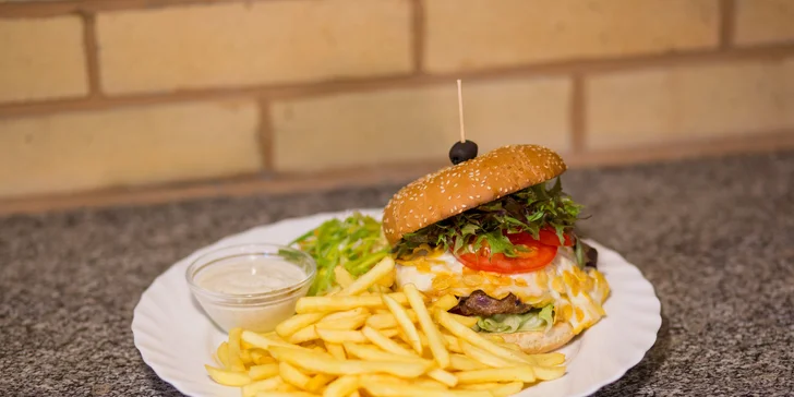 Crisps Burger s hranolčekmi, zeleninovou oblohou a dresingom