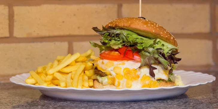 Crisps Burger s hranolčekmi, zeleninovou oblohou a dresingom