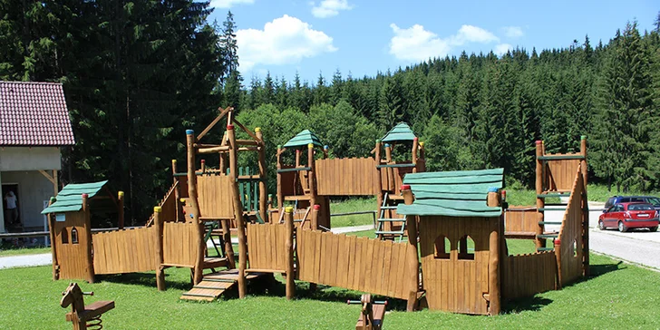 Letný rodinný pobyt s wellness v krásnom horskom Penzióne Kohútik v unikátnej Oravskej Lesnej