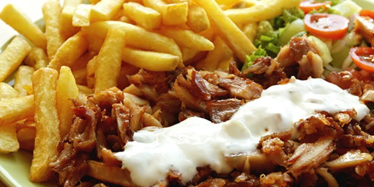 Kebab s teľacím alebo kuracím mäsom a prílohou
